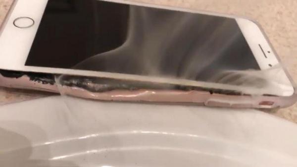 Un iPhone 7 a EXPLODAT după ce a început să scoată fum din senin. Oare blestemul de la Samsung loveşte şi Apple? (FOTO şi VIDEO)