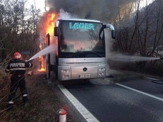 Scene INFERNALE pe şosea: Un autocar care transporta 17 pasageri  A LUAT FOC. 90% din autocar A ARS (FOTO)