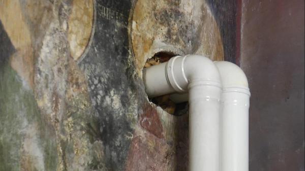 REACŢIE incredibilă a Arhiepiscopiei Bucureştilor privind gafa de la Biserica Adormirea Sfintei Ana - Batişte: Nu afectează cu nimic pictura murală