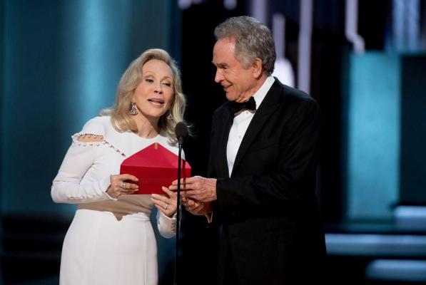 IMAGINILE ŞOCULUI! Cum au reacţionat vedetele aflate în sală după GAFA ISTORICĂ de la Oscar (FOTO, VIDEO)