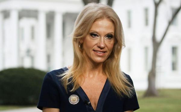 FOTOGRAFIA care a pus pe jar Internetul! Poziţia incredibilă în care apare una dintre consilierele lui Trump în Biroul Oval