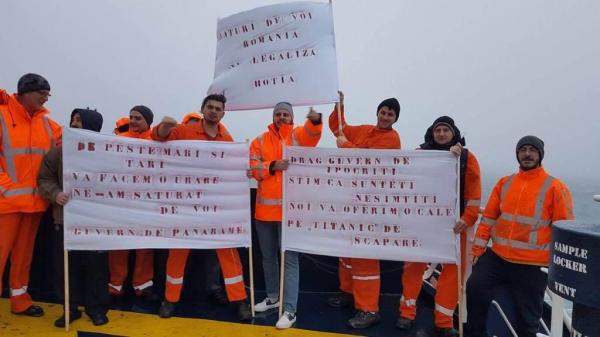 De la mii de kilometri depărtare, din mijlocul Mării Nordului, un grup de marinari români susţine protestele din Piaţa Victoriei. Vezi mesajul lor