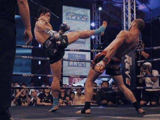 VIDEO Neo e real! Mişcare din Matrix într-o luptă de kickboxing