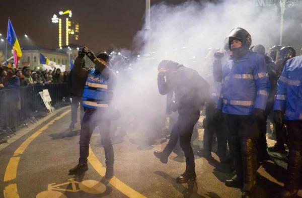 Reacţia Jandarmeriei la înregistrarea video cu ofiţerul acoperit, lovit de colegi la proteste. Imagini noi