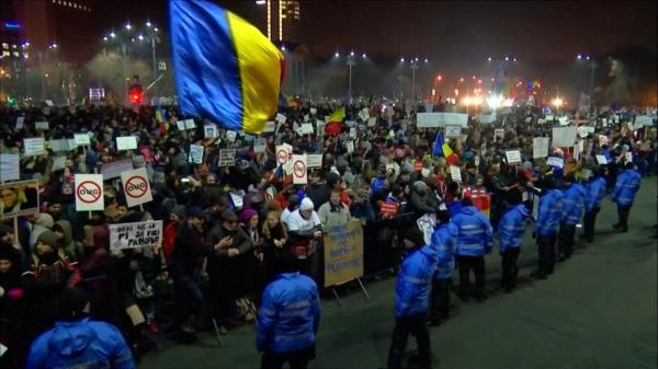 WEEKENDUL PROTESTELOR! Peste 100.000 de oameni au protestat aseară în Piaţa Victoriei. Peste 200.000 au fost în marile oraşe