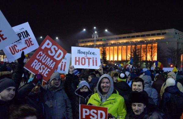 "24 decembrie 1989. Ai murit degeaba TATA"! Unul dintre cele mai emoţionante mesaje apărute în Piaţa Victoriei (FOTO)