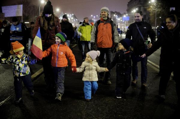 MARŞUL COPIILOR şi LANŢUL UMAN în jurul Parlamentului. Protestele continuă în Capitală, unde sunt aşteptaţi să vină mii de oameni din întreaga ţară