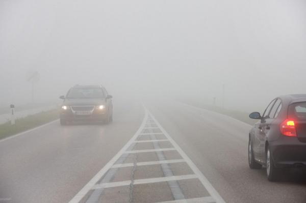 ATENŢIE, şoferi! CEAŢĂ DENSĂ în mai multe judeţe, vânt şi ninsori în zona de munte