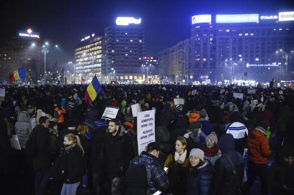 SURPRIZĂ! Cum arată Piaţa Victoriei, imediat după a patra seară de protest (FOTO)