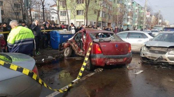 Doi morţi, trei răniţi, unul în comă, din cauza unui şofer care a intrat în intersecţie pe roşu şi pe contrasens, la Iaşi