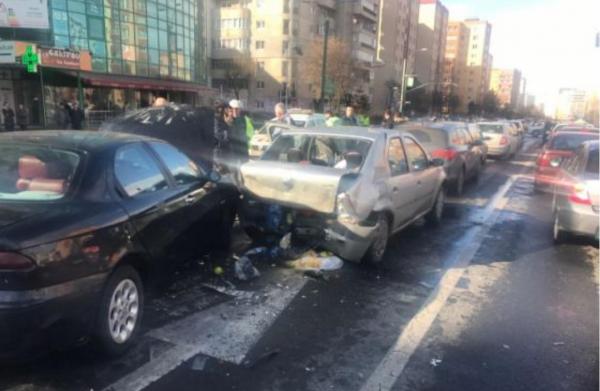 Accident în LANŢ, la Braşov! Mai mulţi răniţi, printre care şi copii, după ce 8 maşini au fost implicate într-un carambol (FOTO)