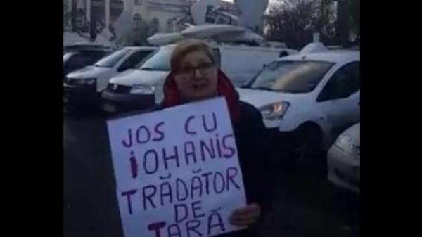 VIDEO În Piaţa Victoriei, vineri, o doamnă protesta, singură, împotriva lui Klaus Iohannis. Ce a spus
