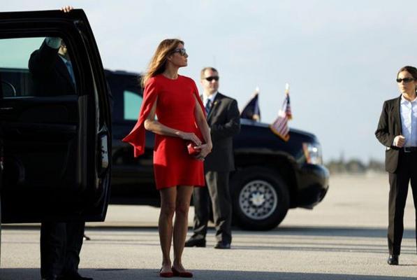 MOMENT JENANT pentru Melania Trump, la prima apariţie publică după învestire. Gestul INCREDIBIL făcut chiar de soţul ei (VIDEO)