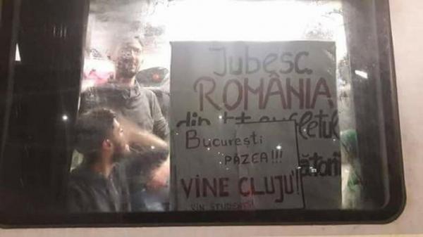 TINERIADA continuă: Zeci de studenţi din Cluj au ajuns în Gara de Nord din Bucureşti, merg la protestele din Piaţa Victoriei împotriva Ordonanţei 13 (VIDEO)