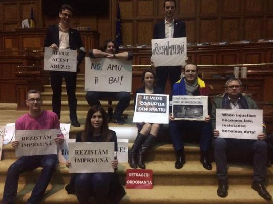 A patra noapte în plenul Camerei Deputaţilor! USR continuă protestul din Parlament împotriva Ordonanţei de modificare a Codurilor penale (FOTO)