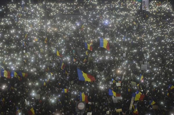 CEL MAI MARE PROTEST de după Revoluţie! 280.000 de oameni s-au strâns în Piaţa Victoriei cerând demisia Guvernului