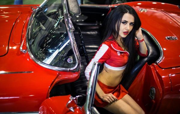 MAŞINA SAU FOTOMODELUL? Greu de decis la un show auto cu bolizi de curse! (GALERIE FOTO)