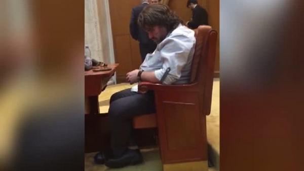 Senatorul USR care a adormit în plen se auto-sancţionează: "Am decis să mă auto-sancţionez cu indemnizaţia pe o săptămână; o voi dona"