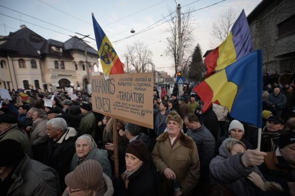 A cincea zi de proteste la Cotroceni! Zeci de persoane au ieşit din nou în stradă, cerând demisia lui Iohannis