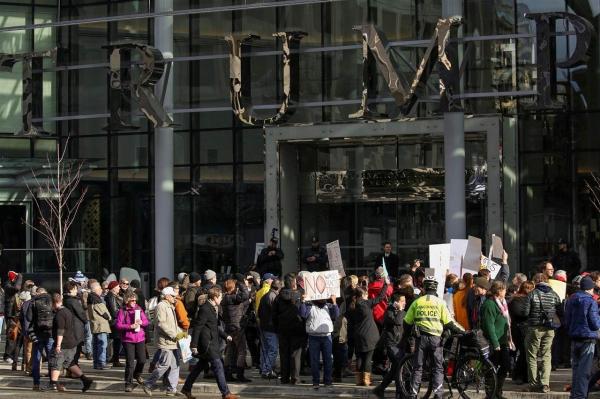 Hotelul TRUMP din Vancouver, deschis cu proteste (FOTO)