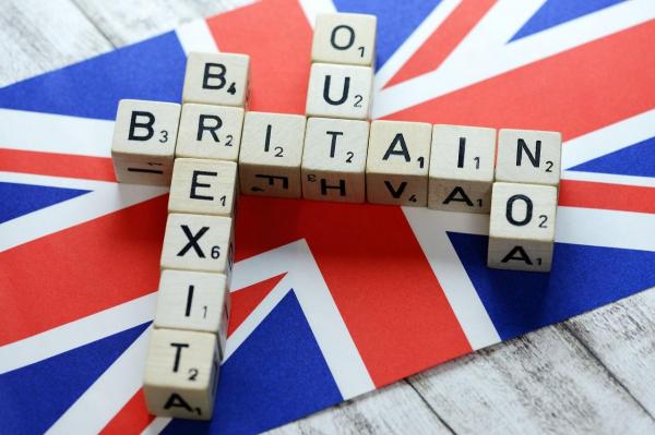 Veşti BUNE pentru ROMÂNII din Anglia: Declanşarea BREXIT ar putea fi ÎNTÂRZIATĂ