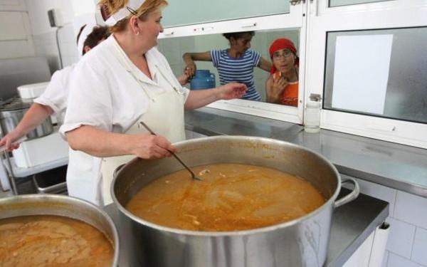 Se întâmplă la Constanţa! 750 de persoane au mâncat gratuit la cantina socială, fără drept, iar acum sunt obligate SĂ PLĂTEASCĂ mâncarea