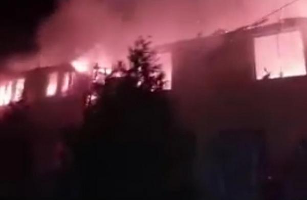 VIDEO: Incendiu PUTERNIC în Bistriţa Năsăud. Dintr-o casă cuprinsă de flăcări au fost scoşi 20 de saci cu azotat de amoniu