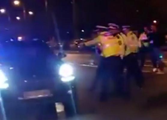 SCENE ŞOCANTE pe străzile Capitalei! Un şofer de 22 de ani a TÂRÂT cu maşina un poliţist, a lovit două autospeciale, fiind oprit doar cu focuri de armă (VIDEO)