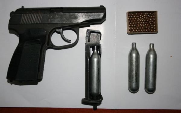 Mai multe colete CU ARME, descoperite la marginea Piteştiului