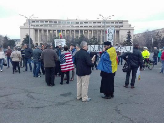 Protestele continuă. În jur de 2.500 de oameni au mers, în marş, din Piaţa Victoriei până la Palatul Parlamentului