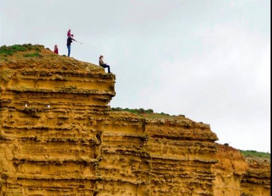 Moment de INFARCT! Un cuplu îşi riscă viaţa pentru un SELFIE într-unul din cele mai periculoase locuri din Marea Britanie (GALERIE FOTO)