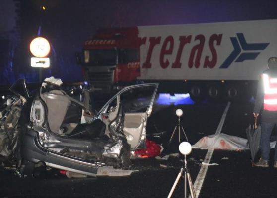 Spulberaţi de un TIR: Doi români morţi într-un groaznic accident în lanţ, în Spania! Un al treilea se zbate între viaţă şi moarte