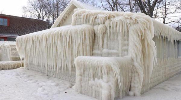 ICE,ICE, BABY. O casă din New York a fost acoperită de gheaţă, după furtuna Stella (VIDEO)