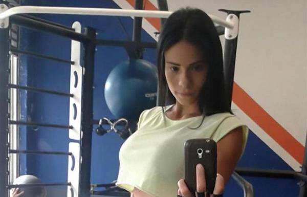 Ea este fizioterapeuta care face furori în lumea fotbalului. Bărbaţii dau buzna pe teren pentru a se poza cu ea