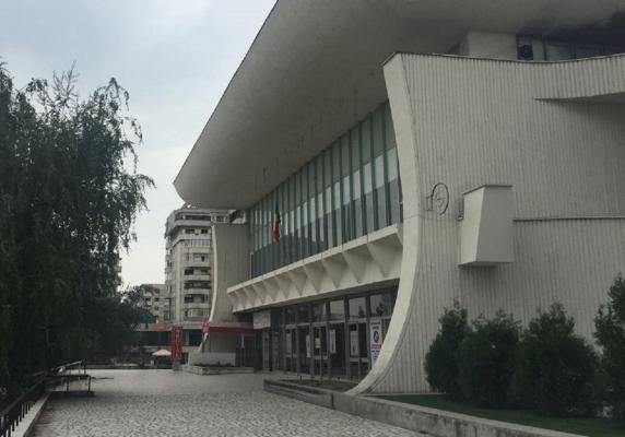 Incident GRAV la Casa de Cultură din Ploieşti! O femeie a căzut de la etajul întâi al clădirii