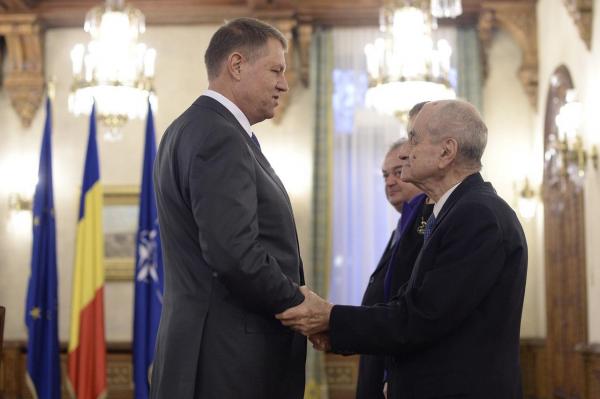 Mircea Ionescu-Quintus, decorat de Preşedintele României cu o zi înainte de a împlini 100 de ani