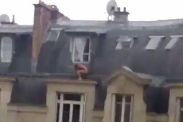 VIDEO Ce căuta acest bărbat, gol puşcă, pe acoperiş? Chiar şi la Paris aşa ceva te lasă cu gura căscată