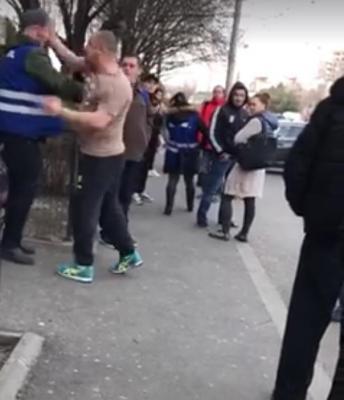 VIDEO. Un bărbat IA LA BĂTAIE controlorii RATB, după ce i-au amendat fiica în autobuz! Imagini VIRALE