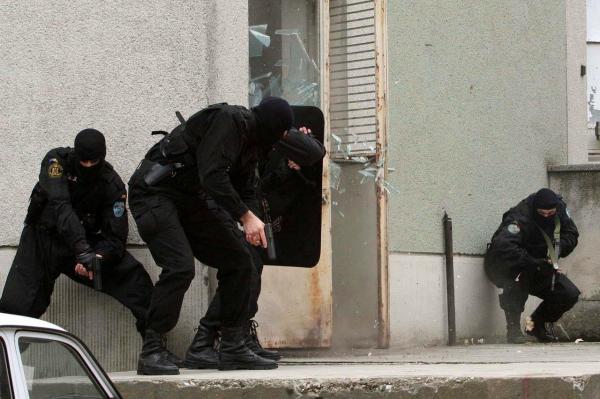 Mascaţii au greşit ADRESA! IPJ Buzău explică de ce anchetatorii care îl căutau pe un fost secretar de stat, au intrat peste O BĂTRÂNĂ