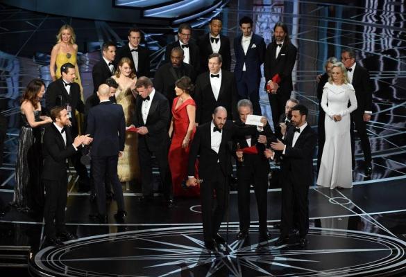 Cum a fost sancţionată GAFA COLOSALĂ de la Oscaruri! Cine va plăti pentru CEA MAI GRAVĂ greşeală din istoria Academiei americane de film