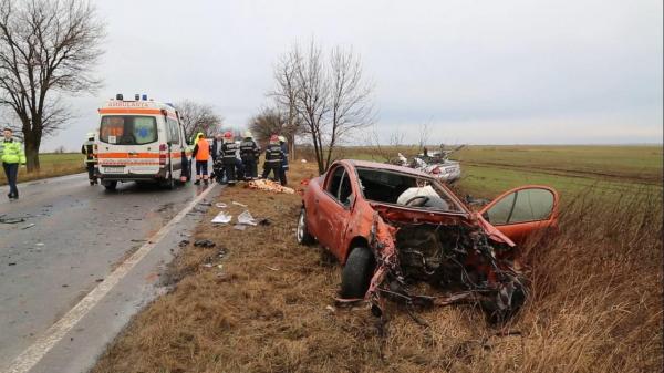 Teribil accident în Timiş! Două persoane, o mamă şi fiul ei, au murit, iar alte 3 au fost rănite