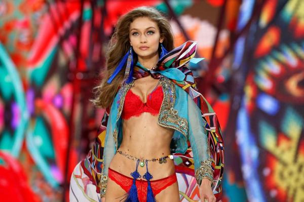 Cum a fost fotografiată bomba sexy a momentului, fotomodelul Gigi Hadid, ca să poată apărea pe coperta unei reviste pentru arabi