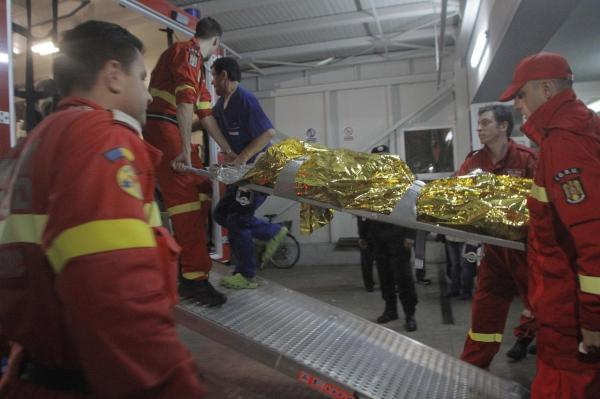 Gest ŞOCANT în Satu Mare: Un bărbat de 60 ani ŞI-A DAT FOC în scara blocului. A suferit arsuri pe 90% din corp