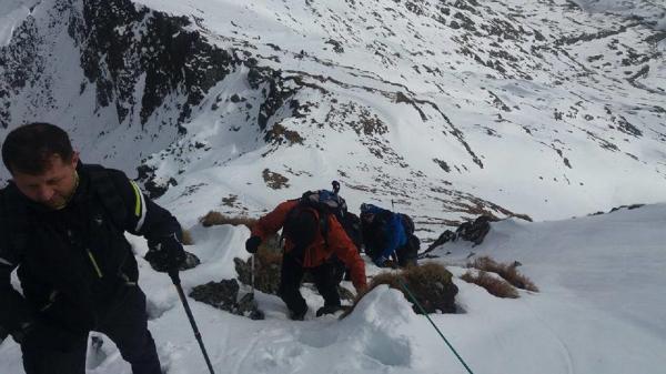 Alpiniştii daţi dispăruţi, sâmbătă, în Munţii Retezat au fost găsiţi ÎN VIAŢĂ