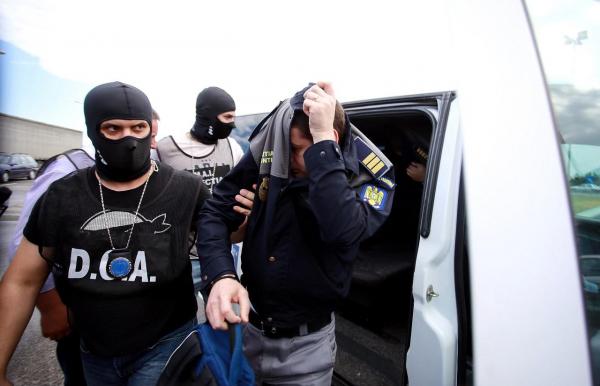 Procurorii au DESTRUCTURAT patru grupări de TRAFICANŢI DE DROGURI. 30 de persoane au fost duse la audieri