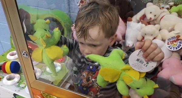 VIDEO. Cum a ajuns acolo?! Un micuţ de 3 ani, BLOCAT într-un automat de jucării! REACŢIA băieţelului înconjurat de ursuleţi de pluş TOPEŞTE INIMI