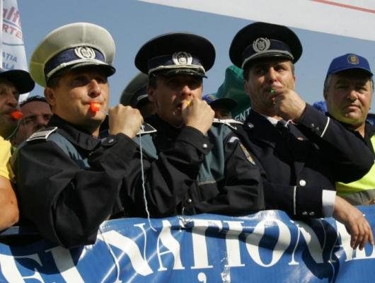 Polițiștii își cer drepturile în stradă. Oamenii legii sunt extrem de supărați și spun că au ajuns la capătul răbdării