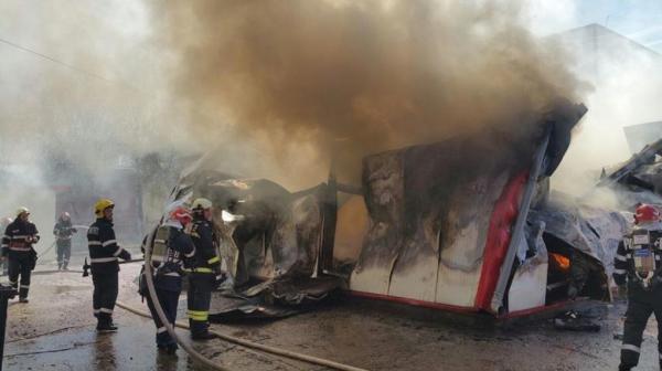 UPDATE: Depozitul de cabluri cuprins de flăcări s-a PRĂBUŞIT  FOTO şi VIDEO