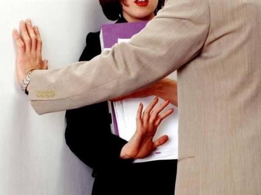 Profesor de 29 de ani, acuzat că îi trimitea mesaje DEOCHEATE unei eleve! Cu ce o ademenea dascălul pe fetiţă în planul său bolnav