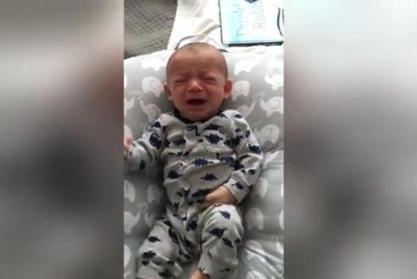 VIRAL Rămas cu tatăl lui acasă, un bebeluş nu se mai opreşte din plâns. Reacţia copilului atunci când simte mirosul mamei (VIDEO)